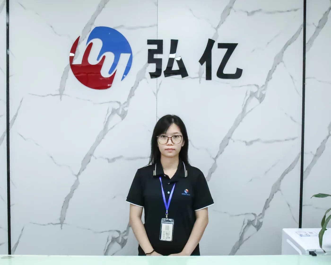 現代化的白色高科技廠區外觀
