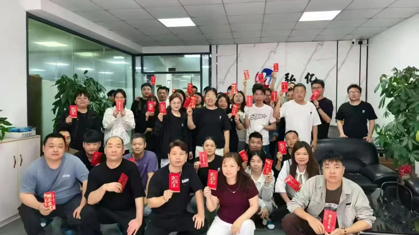 工程團隊在明亮辦公室討論設計