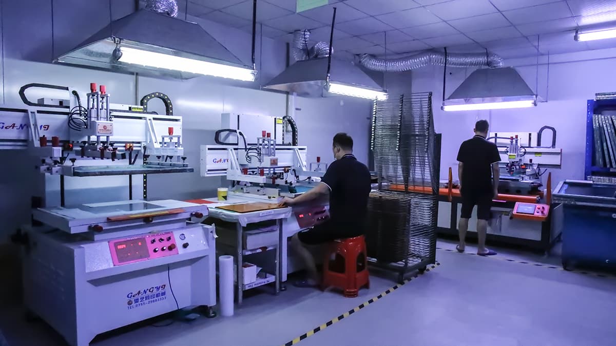 可靠性实验室中的检测设备与工程师