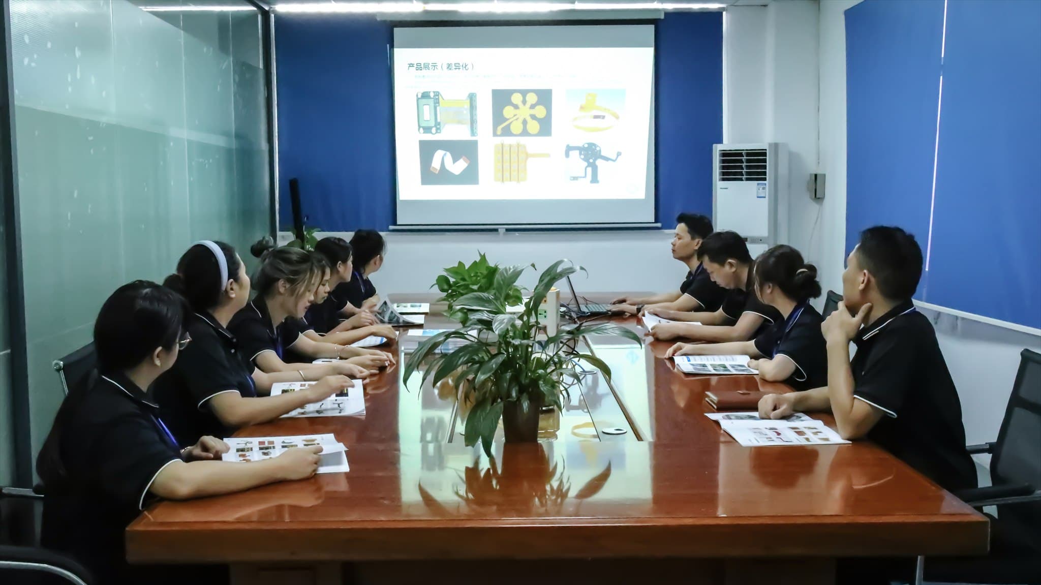 研發工程師討論柔性電路設計圖